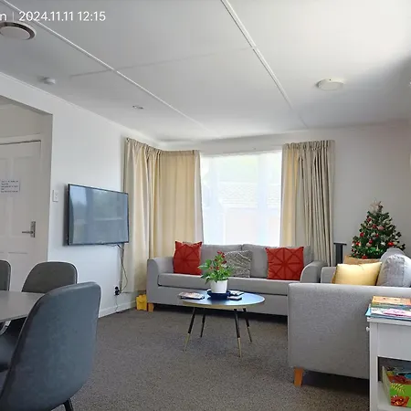 Comfy & Sunny Home In Wellington